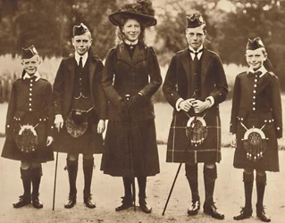 Los hijos del rey Jorge V y de la reina Mary, hacia 1910, 1937