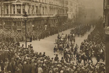 Las líneas de la ciudad Queen Victoria Street para ver al nuevo alcalde y su procesión, c1935