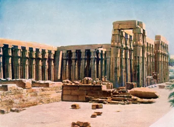 La columnata de Amenhotep III, Templo de Luxor, Egipto, siglo XX