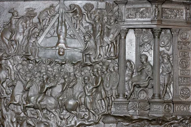 La Crucifixión de San Pedro - Detalle de un portal - Puerta de entrada principal de la Basílica de San Pedro, Roma, Italia