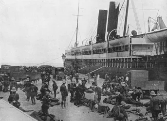 La Fuerza Expedicionaria de los Dardanelos parte: Un transporte cargando en Alejandría, 1915