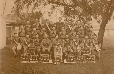 Los Tambores y Cornetas del Primer Batallón, El Regimiento Real de West Kent. Poona, India