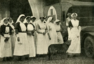 La Duquesa de Westminster con enfermeras, Le Touquet, Primera Guerra Mundial, 1914, c. 1920
