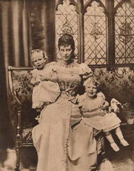 La duquesa de York con sus dos hijos, los príncipes Eduardo y Alberto, c. 1897 1935