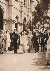 El Duque y la Duquesa de York y la Reina Isabel saliendo de una recepción en Brisbane, 1927