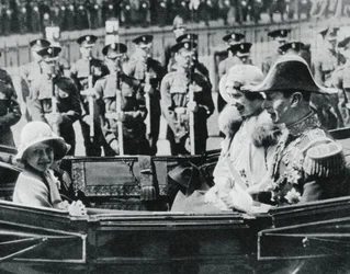 El Duque y la Duquesa de York saliendo de la Catedral de San Pablo con sus hijas, 1935, 1937