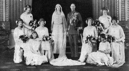 El duque y la duquesa de York rodeados por sus ocho damas de honor, 1923