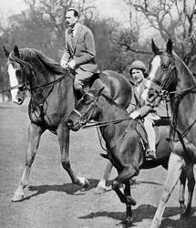 El Duque de Gloucester montando con la Princesa Isabel en Windsor Great Park, c1936