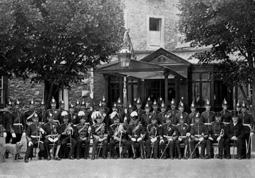 El Duque de Sajonia-Coburgo y Gotha y los oficiales de la División de Plymouth, 1896
