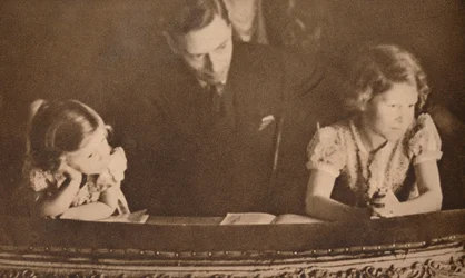 El Duque de York y las Princesas Isabel y Margarita en el pantomima, 6 de febrero de 1935