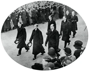 El Duque de York y sus hermanos en la procesión fúnebre del Rey Jorge V, 1936, 1937
