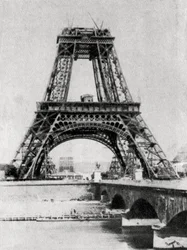 La Torre Eiffel en construcción, París