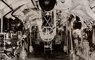 La sala de máquinas de un submarino Holland, c1916