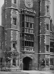 La entrada a los claustros bajo la Torre de Lupton, 1926
