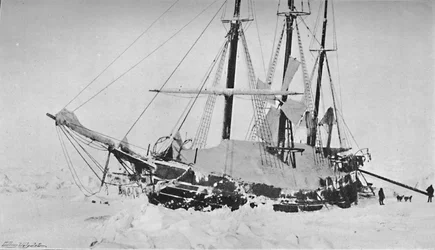 El Fram cuando fue desenterrado del montículo de presión. Fin de marzo, 1895, 1897