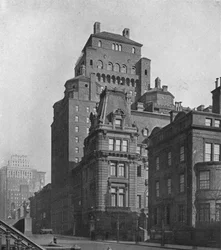 El edificio de los clubes de fraternidad desde Madison Avenue, Nueva York, 1924