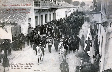 La Legión Extranjera Francesa desfilando por las calles de Sidi Bel Abbes, Argelia, 1906