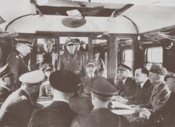 Las delegaciones alemana y francesa dentro de un vagón de tren en Compiègne para la firma de la rendición de Francia