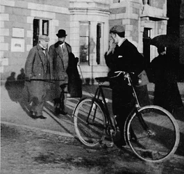 El Gran Duque Miguel de Rusia saliendo de la estación de Ballater, 1900