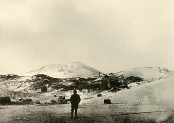 La cabaña, con el Monte Erebus al fondo, en el otoño, 1908, 1909