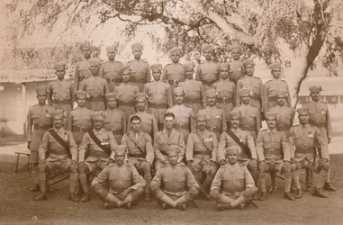 El pelotón indio del Primer Batallón, El Regimiento Real de West Kent. Poona, India