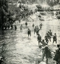 Los Rifles Africanos del Rey cruzando el río Ruwu, África Oriental Alemana, 1919