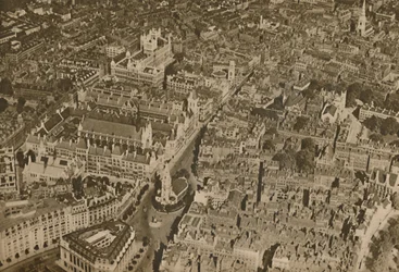 La Guarida de la Ley como Pocos Londinenses la Ven: El Templo y los Tribunales de Justicia, c1935