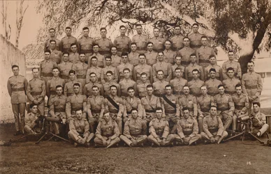 El pelotón de ametralladoras del Primer Batallón, El Regimiento Real de West Kent. Poona, Ind