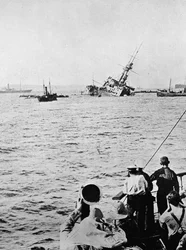 El Majestic hundiéndose tras ser torpedeado por un submarino enemigo, 1915