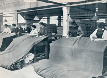 La fabricación del caqui: examinando la tela terminada, c. 1914