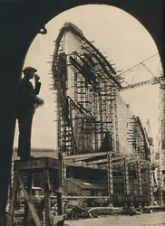 El casco masivo, parcialmente colocado, 1930-1934, 1936