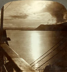 El sol de medianoche en julio sobre los acantilados de Spitzbergen y el Océano Ártico, c1905