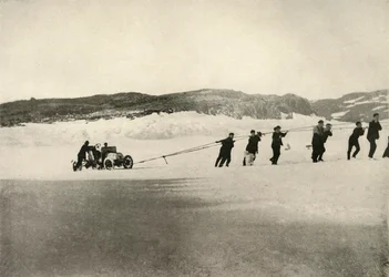 El Automóvil en Nieve Suave, después del regreso del Barco, c1908, 1909