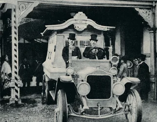 El coche fúnebre en vestimenta oriental, c1935