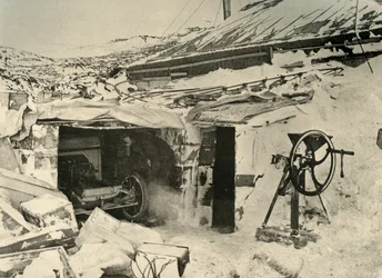 El automóvil en el garaje, y trituradora de maíz a la derecha, c. 1908, 1909