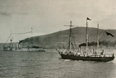 El Nimrod pasando el H.M.S. Powerful,...en el puerto de Lyttelton, 1 de enero de 1908