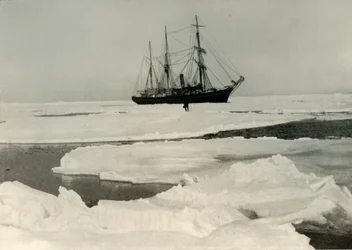 El Nimrod abriéndose paso a través de un paquete más abierto, c1908, 1909