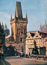 El extremo del casco antiguo del puente de Carlos, Praga, República Checa, 1943