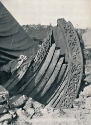 El barco Oseberg en el montículo, mostrando la talla en el tallo y la barandilla, 1935
