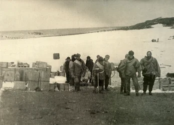 El grupo que ascendió al Monte Erebus dejando la cabaña, 1908, 1909