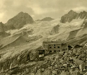 La Plauener Hütte y el glaciar, Zillergrund, Tirol, Austria, c1935