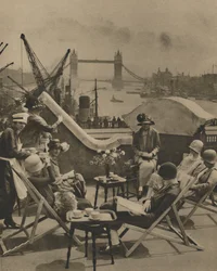 La piscina desde el jardín en la azotea del Langbourne Club para mujeres de la ciudad, años 1920, c1935