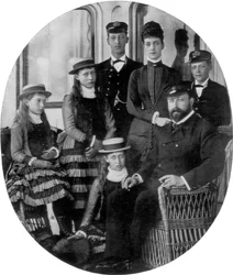 El Príncipe y la Princesa de Gales con su familia a bordo del yate real, siglo XIX 1910