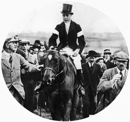 El Príncipe de Gales en las carreras de Grafton Hunt con su perro, c1930s