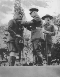 El Príncipe de Gales siendo investido con el Lobo de Plata por el Duque de Connaught, 1922