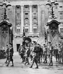 El príncipe de Gales comisionado en la Guardia de Granaderos, Londres, agosto de 1914