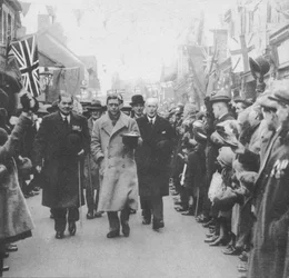El Príncipe de Gales saludado por la gente de Porth, Glamorgan, durante una visita a Gales, 1932 1936