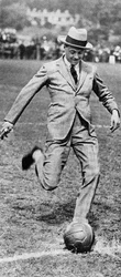 El Príncipe de Gales dando el saque inicial en el partido Spurs contra Fulham, 1921