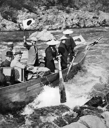 El Príncipe de Gales navegando los rápidos en Kioto, Japón, 1922