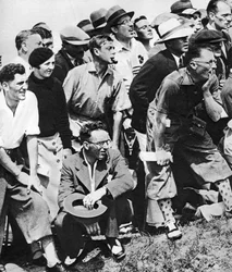 El Príncipe de Gales fuma una pipa en el Campeonato Abierto de Golf, St Andrews, c1930s